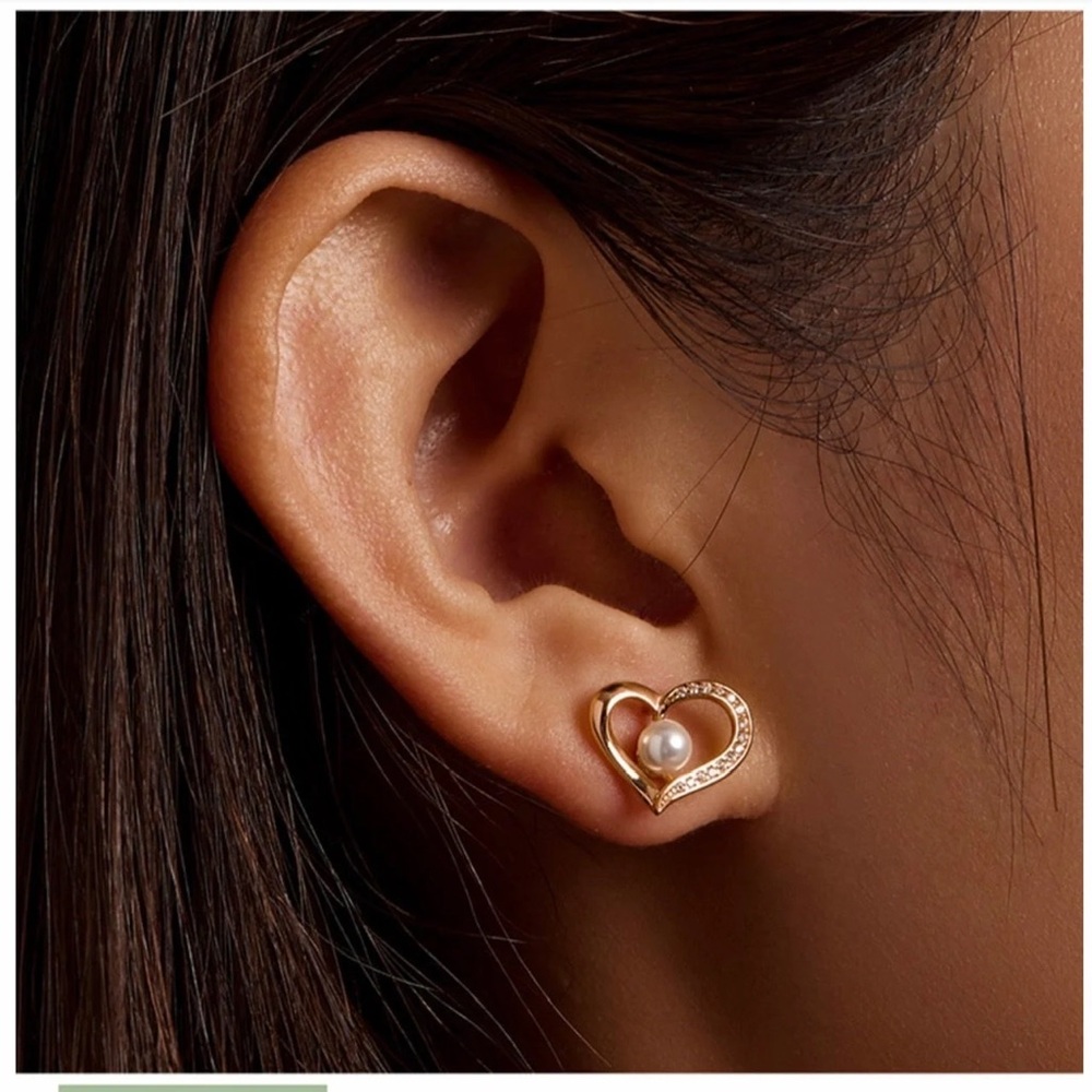 925 Sterling Silver Love Shell Pearl Stud Earrings with Clear CZ